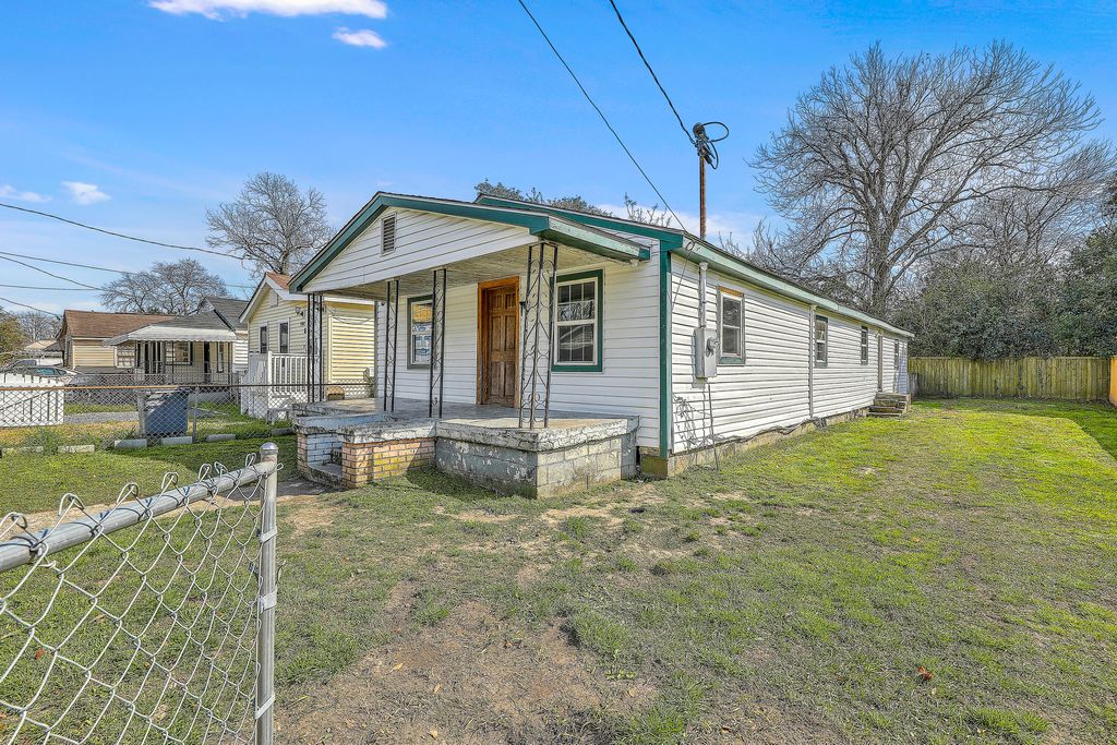 Photo of 1989 Hugo Avenue, North Charleston, SC 29405 (MLS # 26018463)