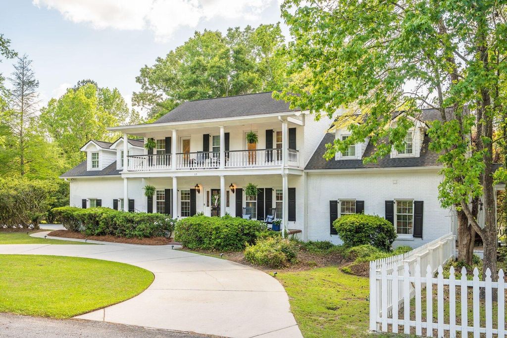 Photo of 115 Old Postern Road, Summerville, SC 29483 (MLS # 26011162)