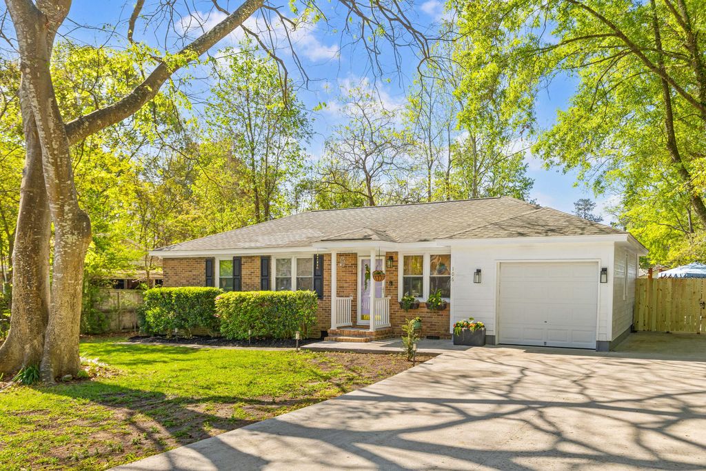 Photo of 106 Pine Lane, Summerville, SC 29485 (MLS # 26009265)