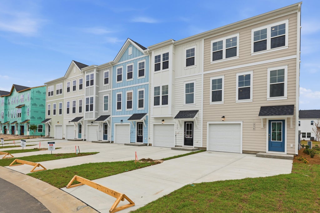 Photo of 528 Heathwood Way, Summerville, SC 29486 (MLS # 26020916)