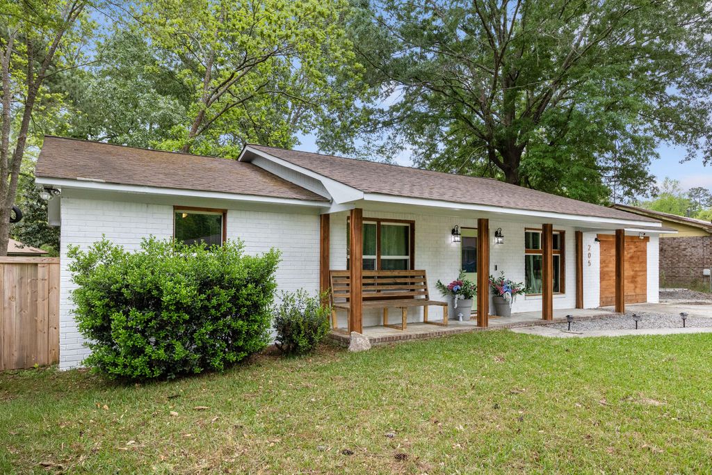 Photo of 205 Bristow Drive, Summerville, SC 29483 (MLS # 26015836)