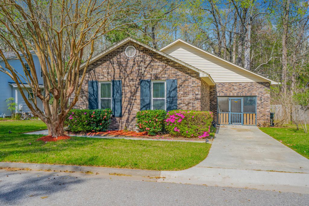 Photo of 101 Outrigger Court, Summerville, SC 29485 (MLS # 26007682)