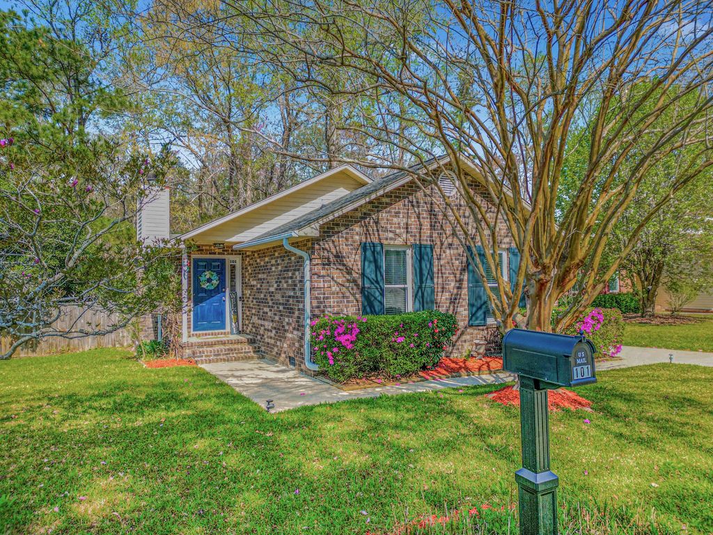 Photo of 101 Outrigger Court, Summerville, SC 29485 (MLS # 26007682)