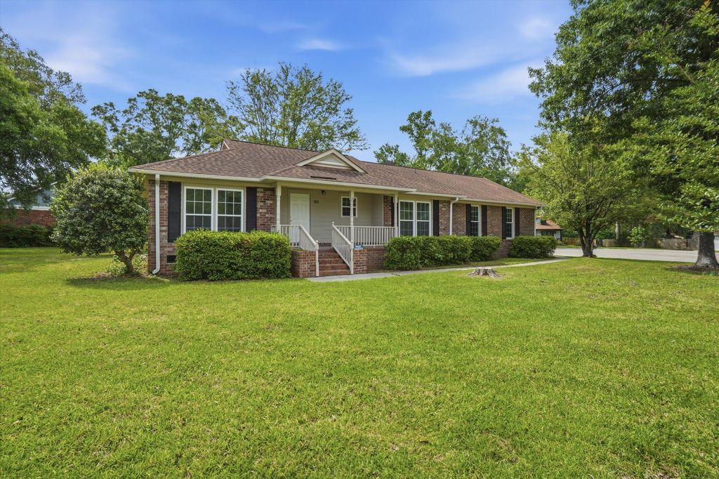 Photo of 101 Hanover Court, Summerville, SC 29485 (MLS # 26013475)