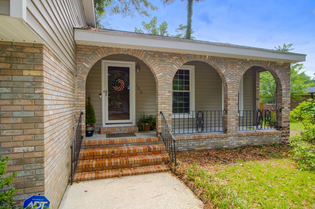 Photo of 100 Pointer Drive, Summerville, SC 29485 (MLS # 26015693)