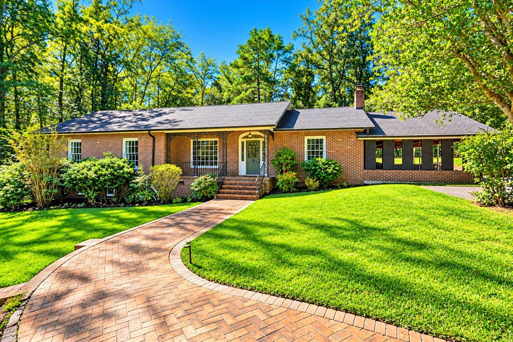 Photo of 208 E Carolina Avenue, Summerville, SC 29483 (MLS # 26028593)