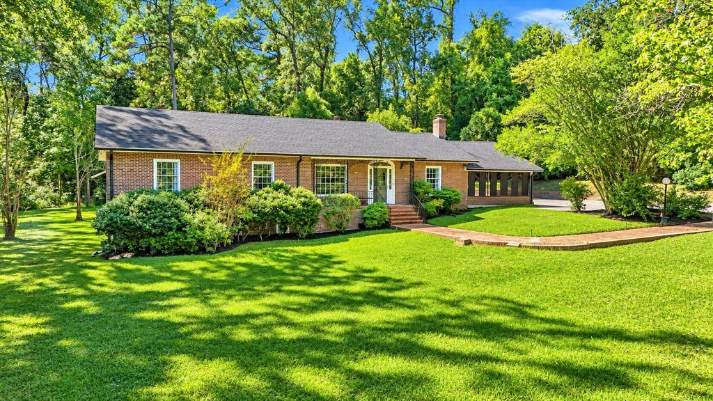 Photo of 208 E Carolina Avenue, Summerville, SC 29483 (MLS # 26028593)