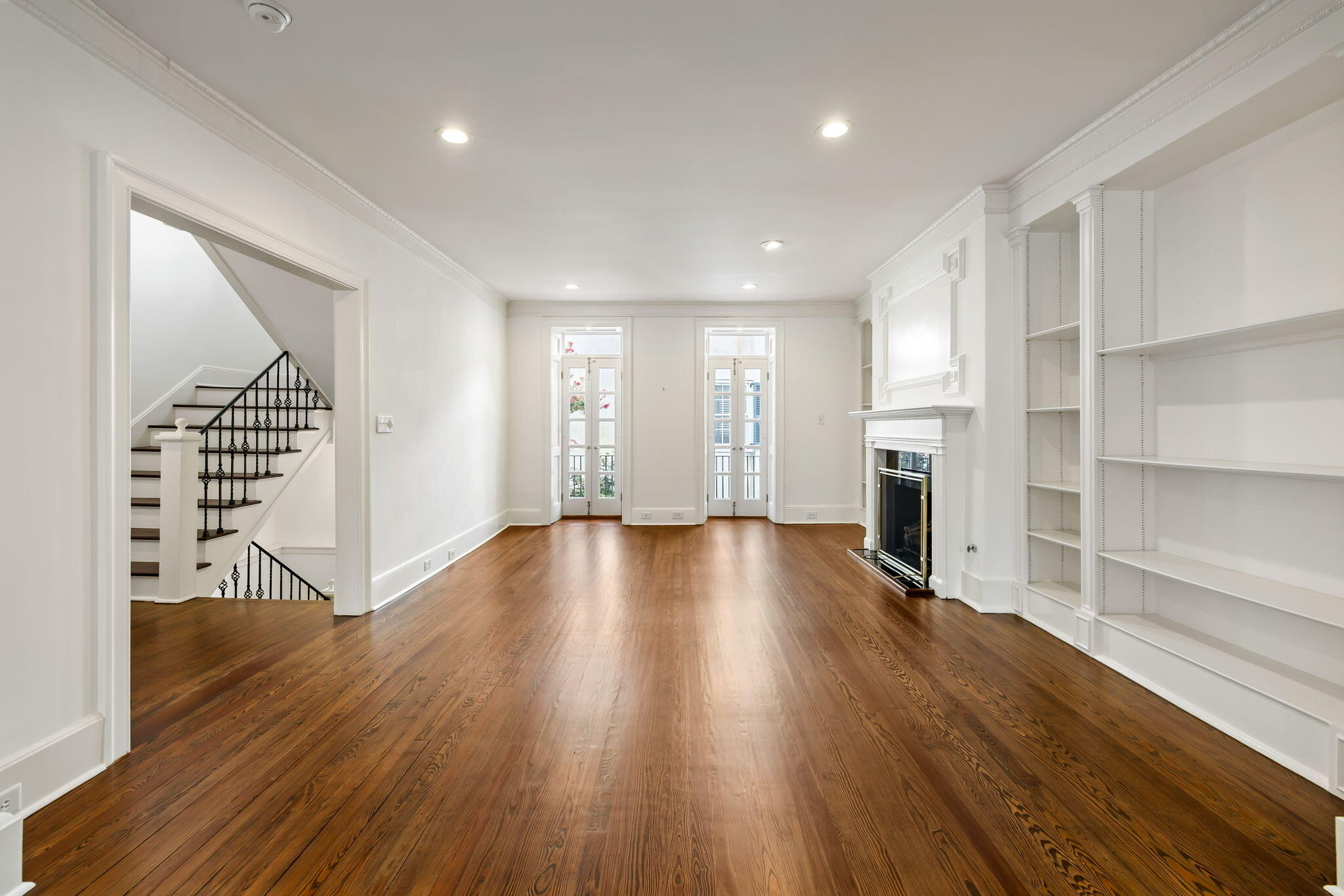 8 1/2 Ellliott Street