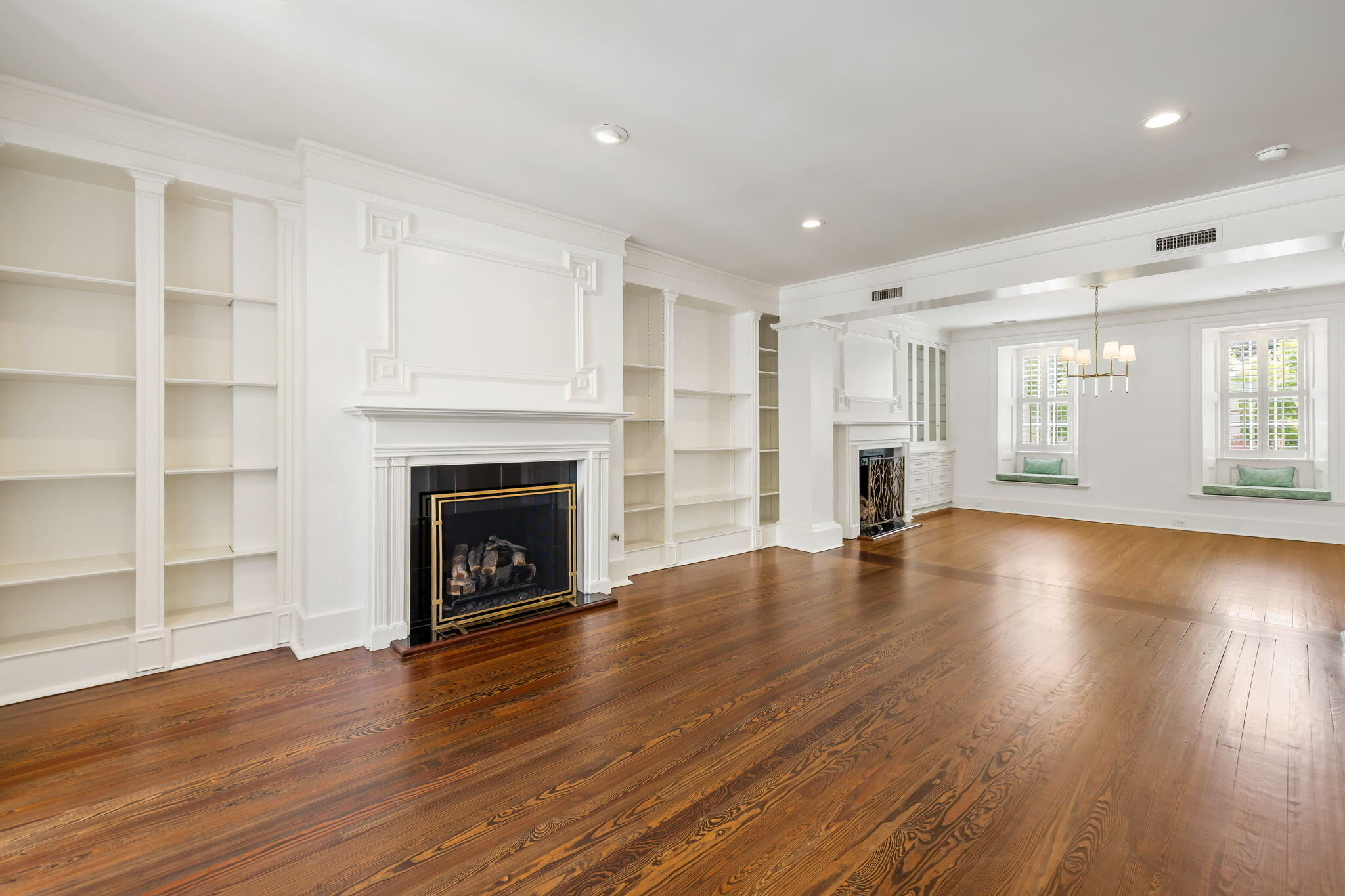 8 1/2 Ellliott Street