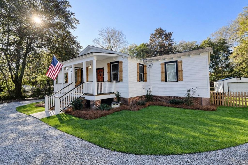 Photo of 506 W 1st N Street, Summerville, SC 29483 (MLS # 26002180)