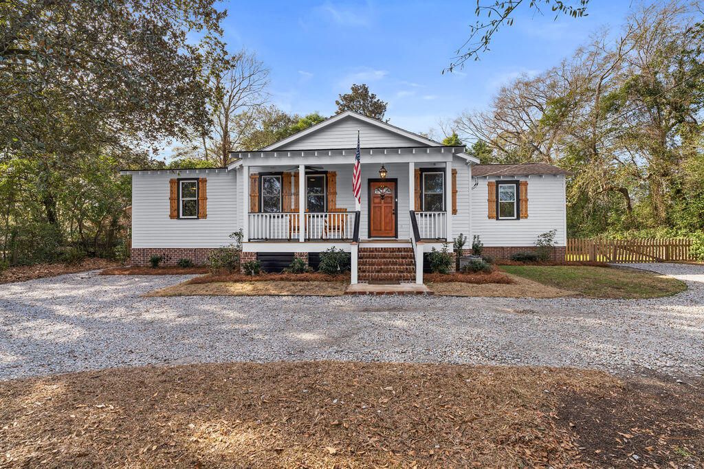 Photo of 506 W 1st N Street, Summerville, SC 29483 (MLS # 26002180)