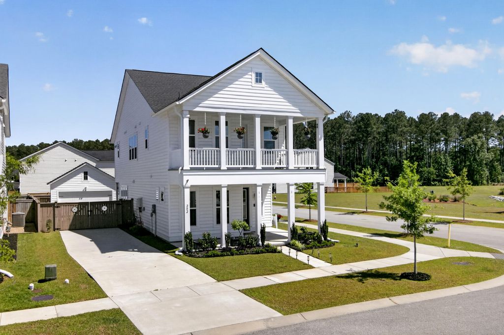 Photo of 202 Narrowleaf Avenue, Summerville, SC 29485 (MLS # 26015219)