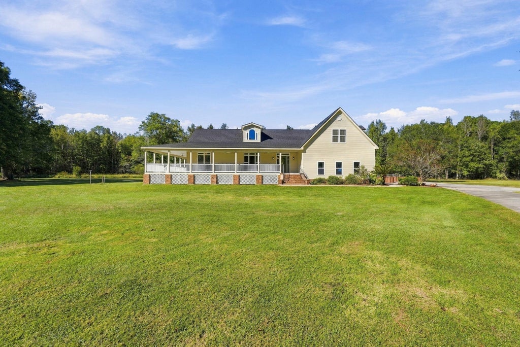 Photo of 210 Knotty Oak Drive, Saint George, SC 29477 (MLS # 26028886)