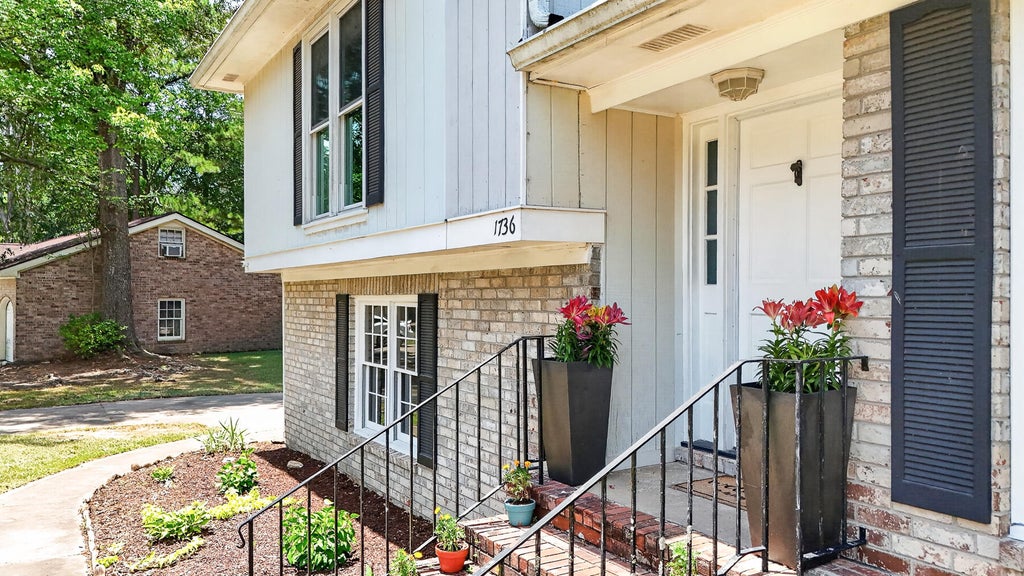 Photo of 1736 Sulgrave Road, Charleston, SC 29414 (MLS # 26019329)