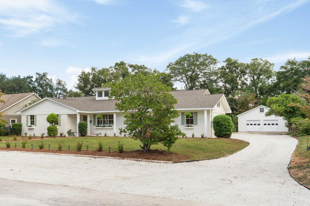 Photo of 1011 Lakeview Drive, Mount Pleasant, SC 29464 (MLS # 25026097)