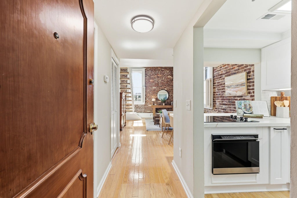 Photo of 3 Queen Street #Apt 304, Charleston, SC 29401 (MLS # 26028898)