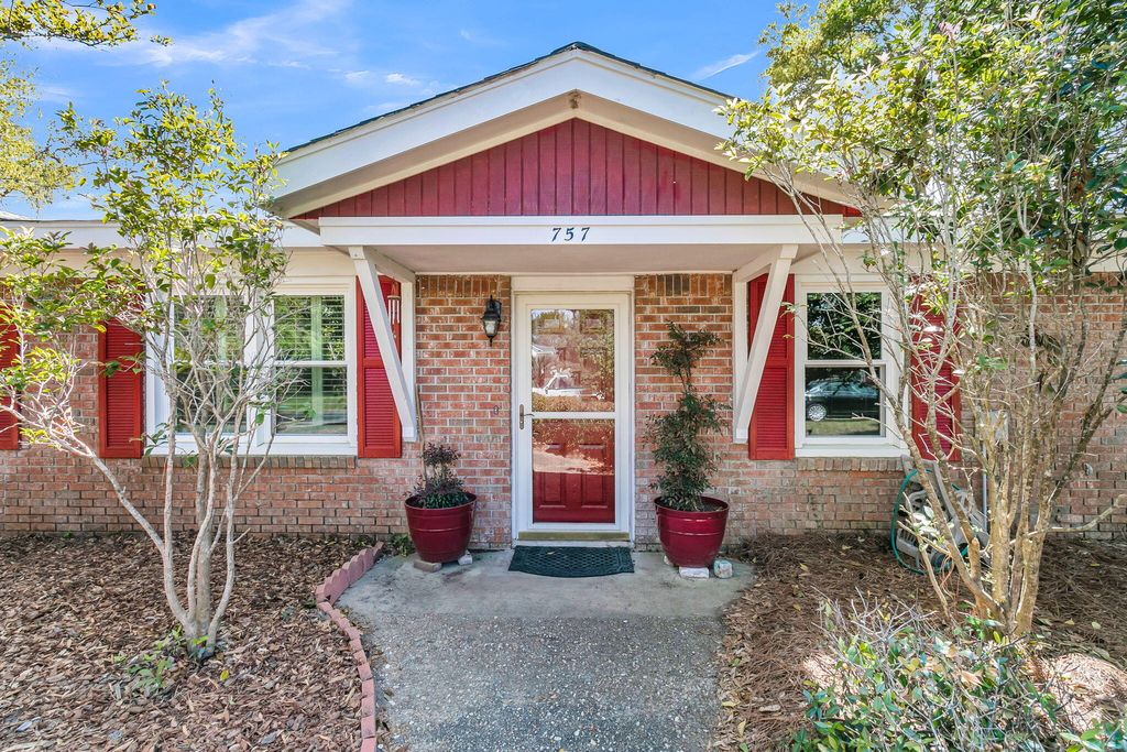 Photo of 757 Cutter Drive, Charleston, SC 29412 (MLS # 26009367)
