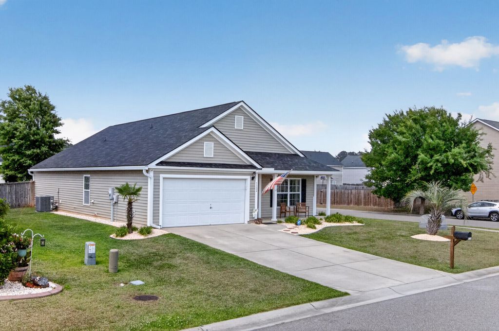 Photo of 1124 Flyway Road, Summerville, SC 29483 (MLS # 26014865)