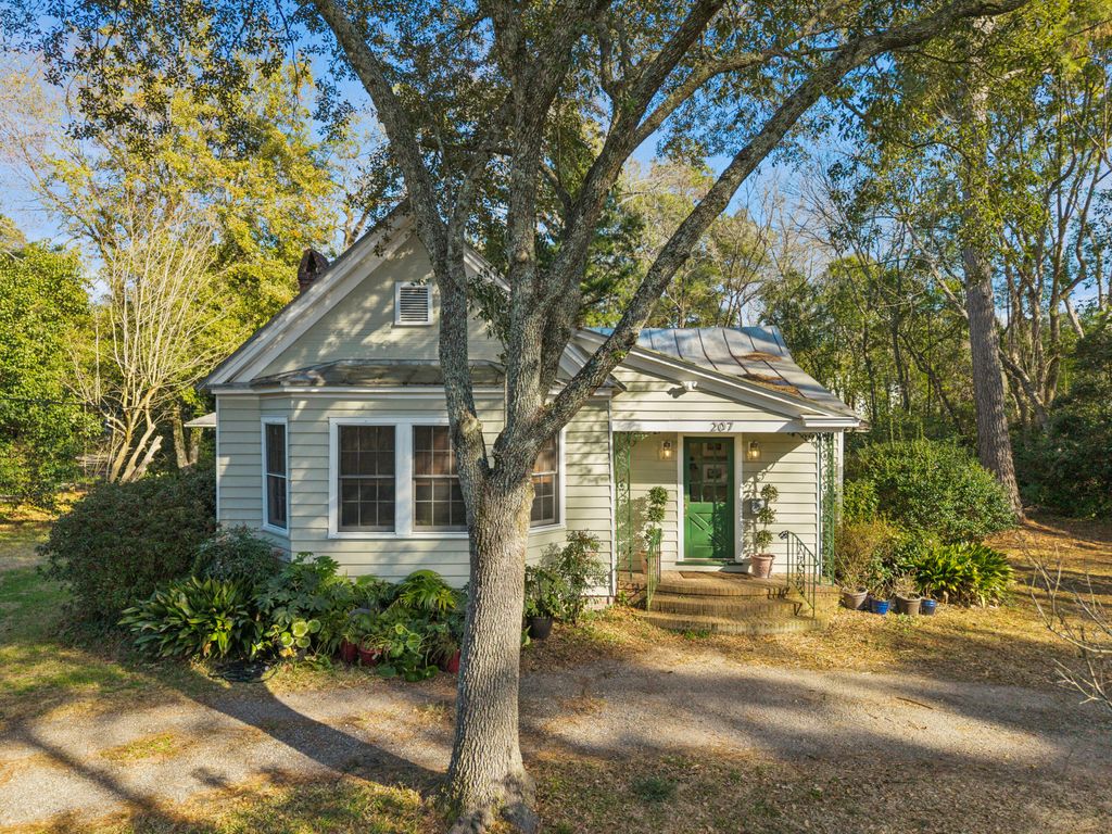 Photo of 207 W Carolina Avenue, Summerville, SC 29483 (MLS # 26002476)