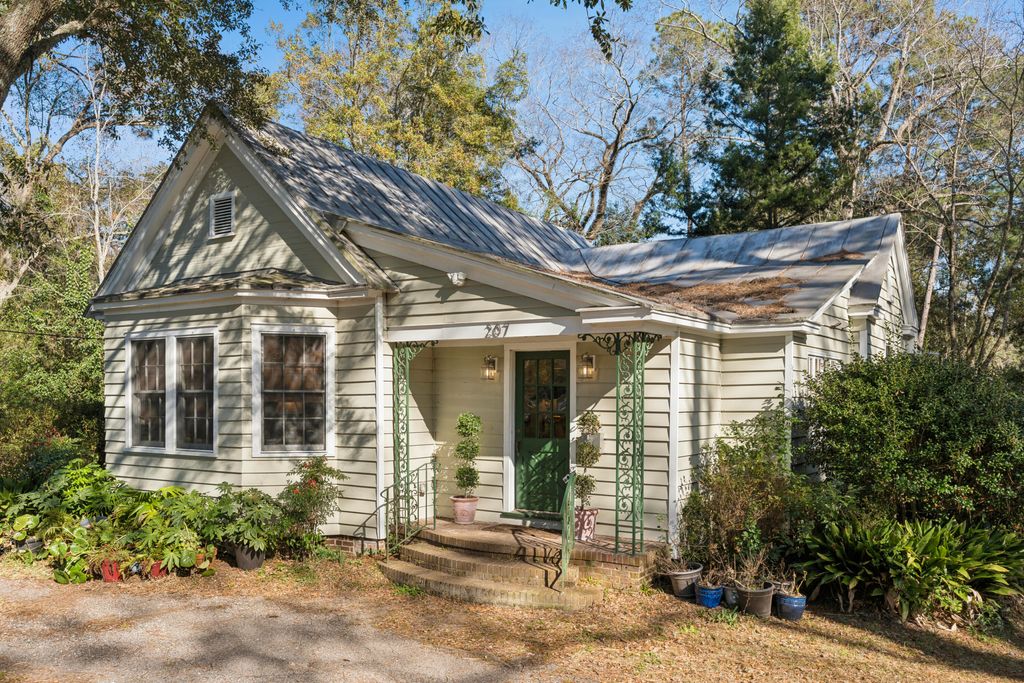 Photo of 207 W Carolina Avenue, Summerville, SC 29483 (MLS # 26002476)