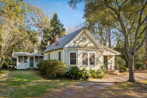 Photo of 207 W Carolina Avenue, Summerville, SC 29483 (MLS # 26002476)