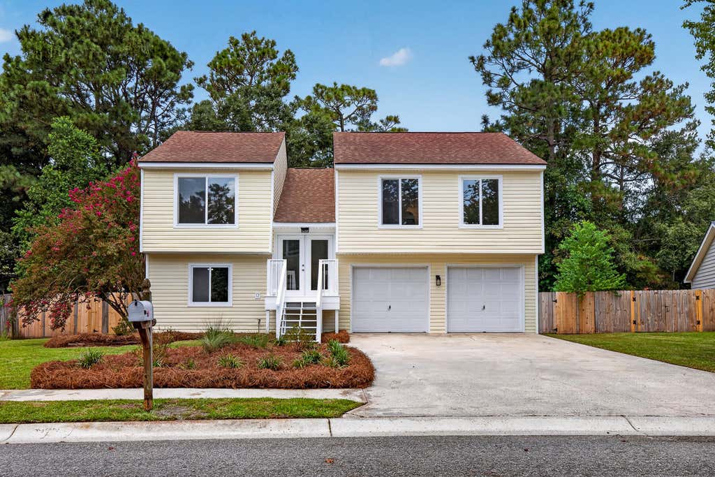 Photo of 104 Foxfire Court, Summerville, SC 29486 (MLS # 26023803)