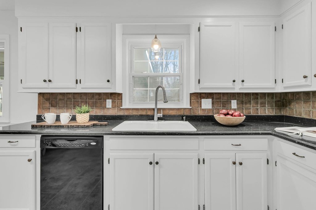 Photo of 404 Forest Circle, Summerville, SC 29483 (MLS # 26009584)