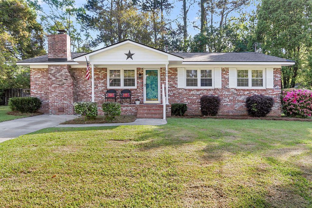 Photo of 404 Forest Circle, Summerville, SC 29483 (MLS # 26009584)