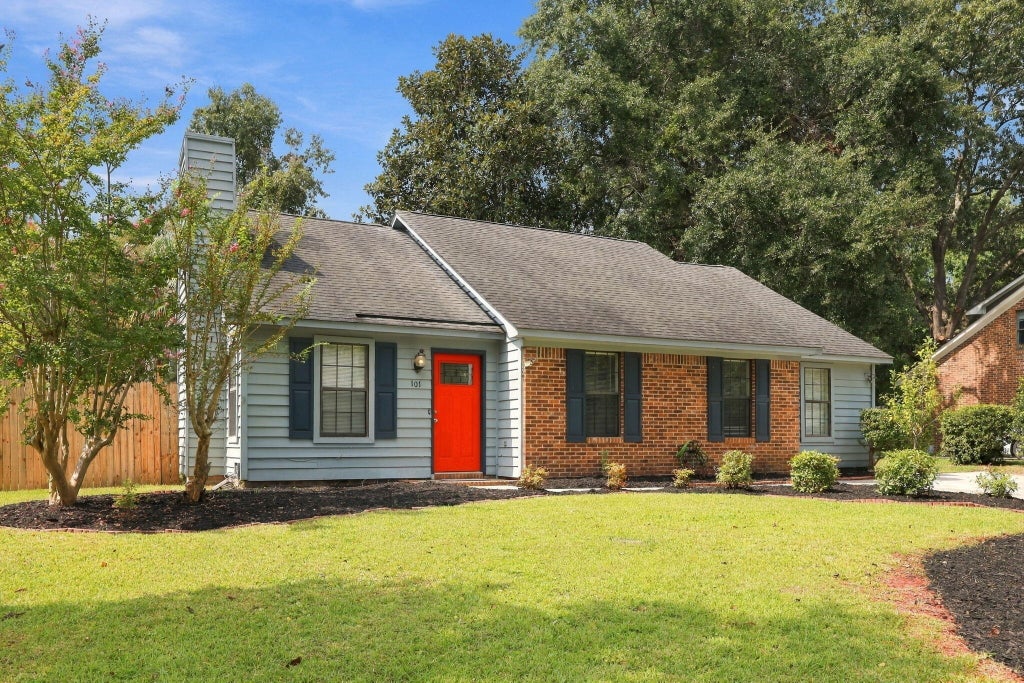 Photo of 101 Glebe Road, Summerville, SC 29485 (MLS # 26026089)