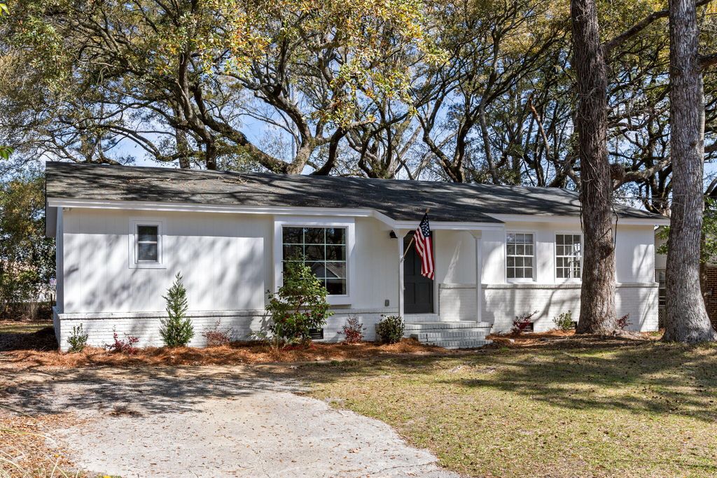 Photo of 2480 Lantern Street, Charleston, SC 29414 (MLS # 26006789)