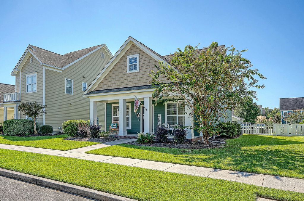 Photo of 111 Foxglove Avenue, Summerville, SC 29483 (MLS # 26006307)