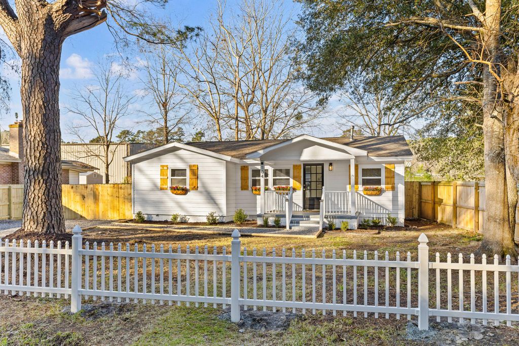 Photo of 104 Atlantic Street, Summerville, SC 29483 (MLS # 26003777)