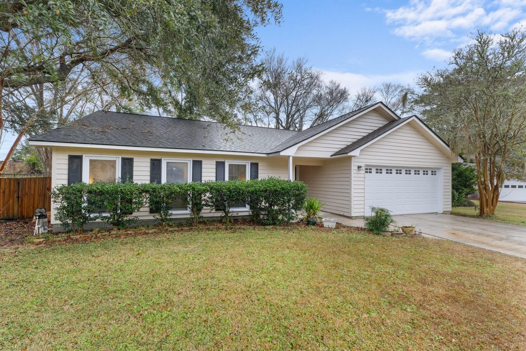 Photo of 1121 Yorktown Court, Mount Pleasant, SC 29464 (MLS # 26001734)