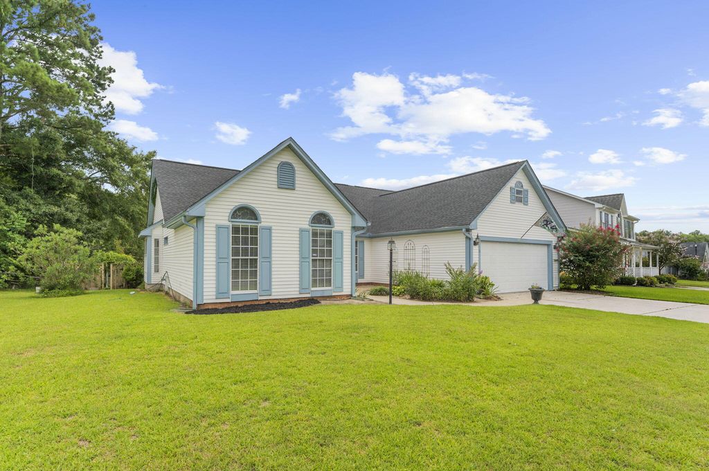 Photo of 120 Kingsbridge Drive, Goose Creek, SC 29445 (MLS # 26020383)