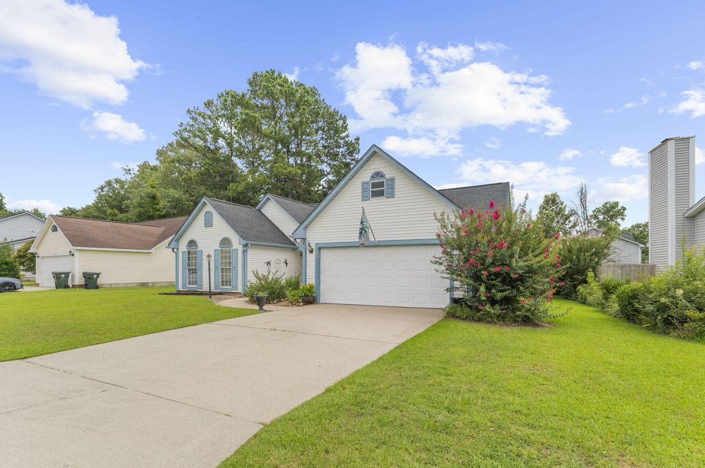 Photo of 120 Kingsbridge Drive, Goose Creek, SC 29445 (MLS # 26020383)
