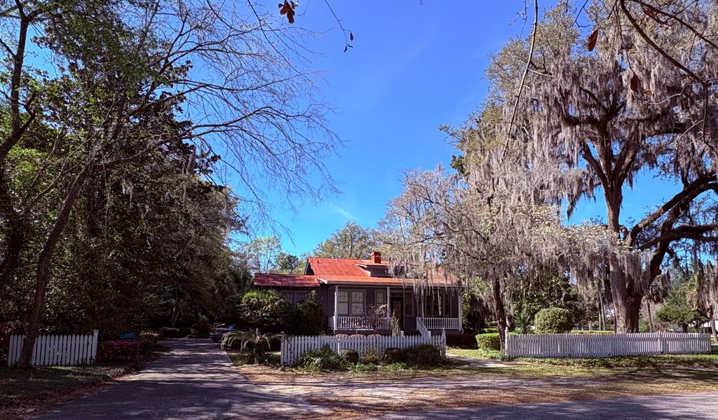 Photo of 102 S Palmetto Street, Summerville, SC 29483 (MLS # 26007580)