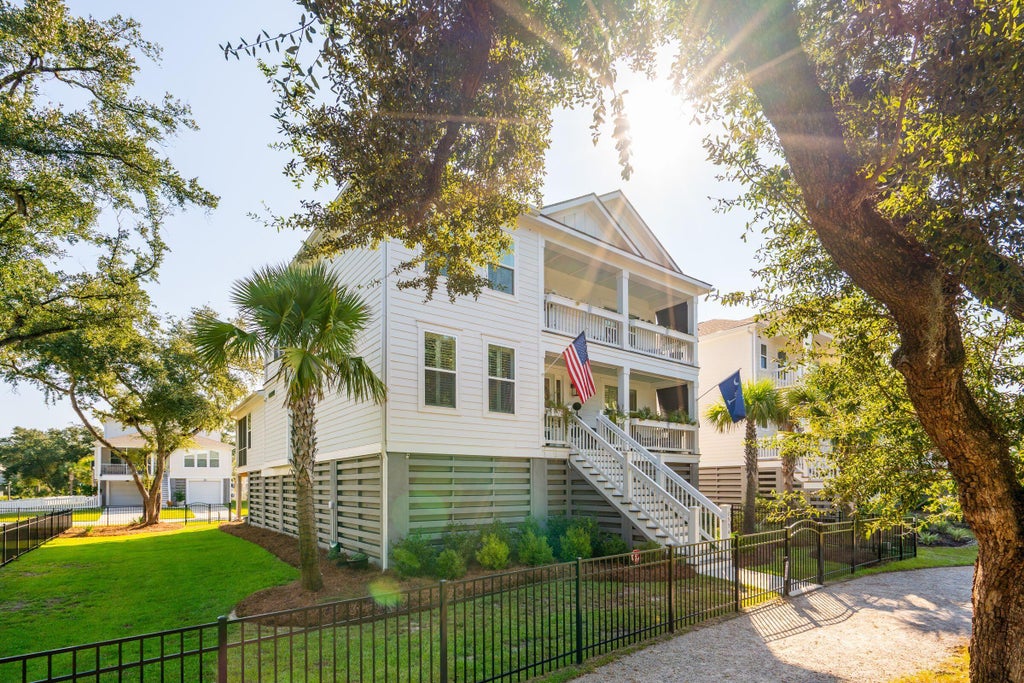 Photo of 1534 N Lakeshore Drive, Mount Pleasant, SC 29466 (MLS # 26026544)