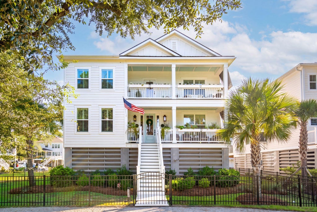 Photo of 1534 N Lakeshore Drive, Mount Pleasant, SC 29466 (MLS # 26026544)