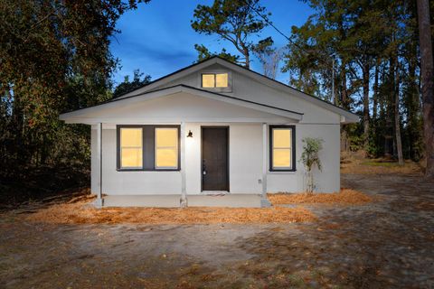 A home in Holly Hill