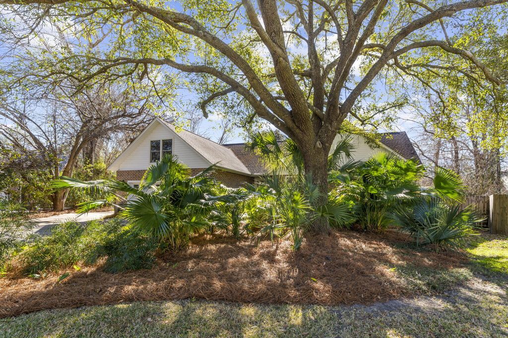 Photo of 902 Travers Drive, Charleston, SC 29412 (MLS # 26004557)