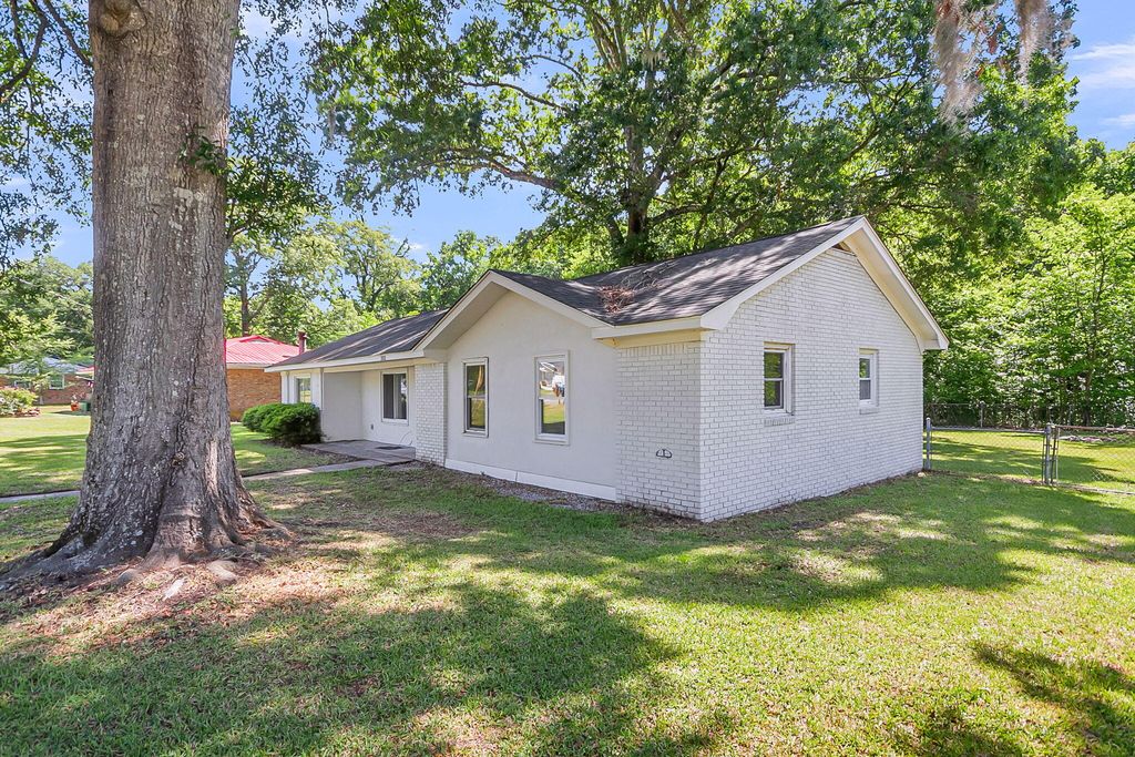 Photo of 202 Sprucewood Drive, Summerville, SC 29485 (MLS # 26012961)