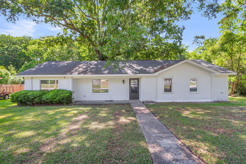 Photo of 202 Sprucewood Drive, Summerville, SC 29485 (MLS # 26012961)