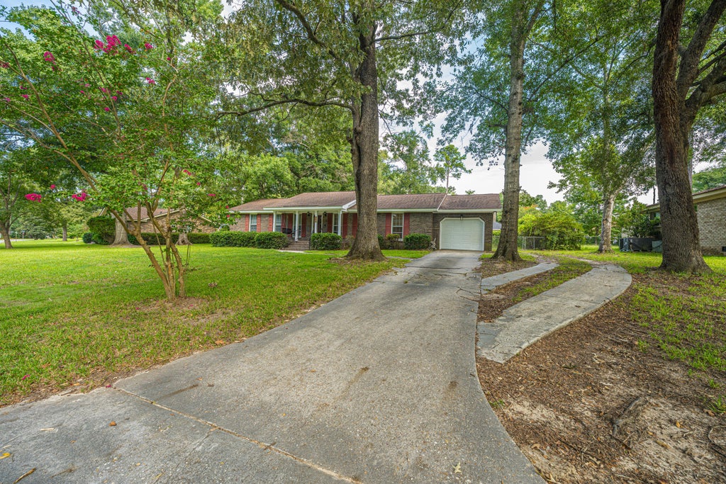 Photo of 109 Pointer Drive, Summerville, SC 29485 (MLS # 26023067)