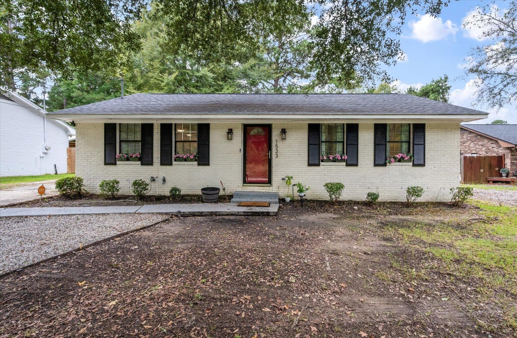 Photo of 1533 Orangeburg Road, Summerville, SC 29483 (MLS # 26026954)