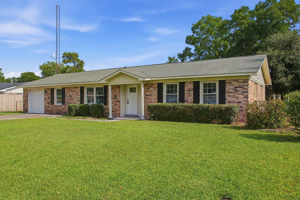 Photo of 104 General Dennis Drive, Summerville, SC 29486 (MLS # 26018621)
