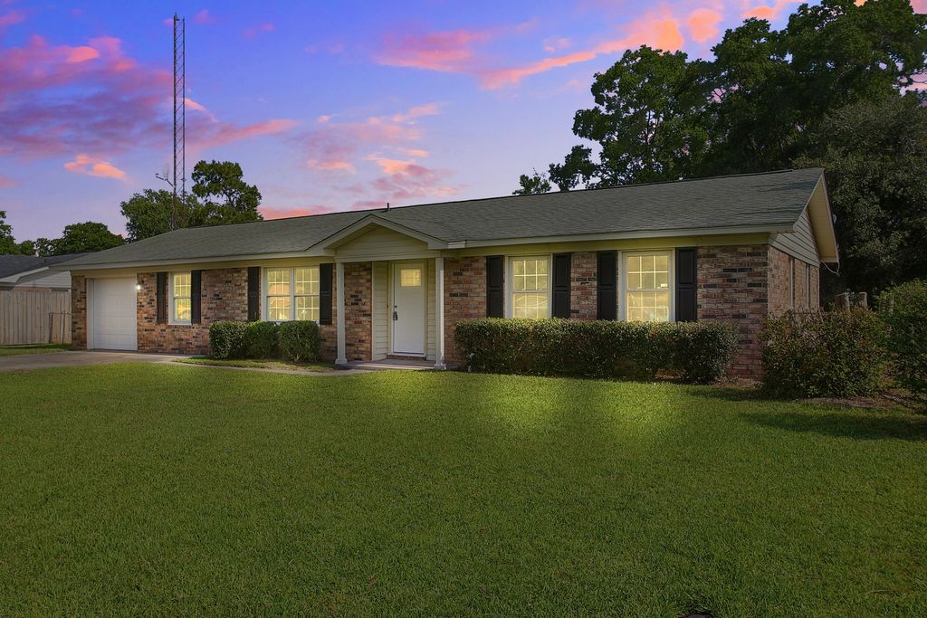 Photo of 104 General Dennis Drive, Summerville, SC 29486 (MLS # 26018621)