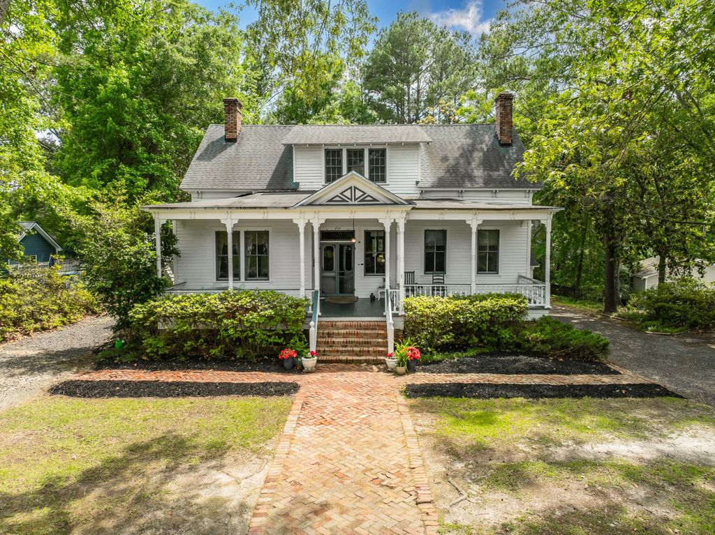 Photo of 204 E 4th South Street, Summerville, SC 29483 (MLS # 26013711)