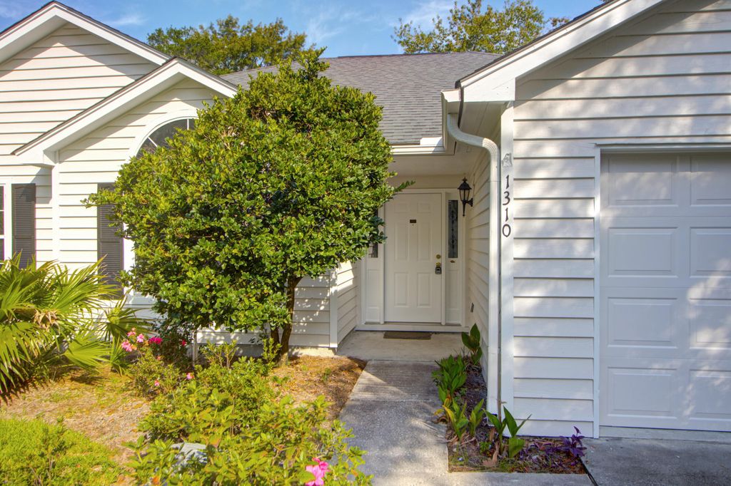Photo of 1310 Pilsdon Crest, Mount Pleasant, SC 29464 (MLS # 25023162)