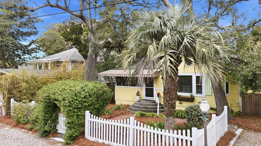 Photo of 420 E Erie Avenue, Folly Beach, SC 29439 (MLS # 26008720)