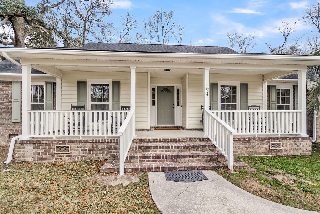 Photo of 104 Meadowlark Court, Summerville, SC 29485 (MLS # 26000836)